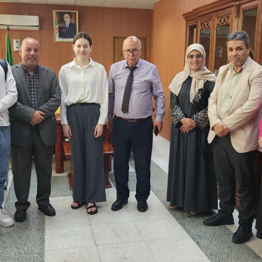 ي إطار تعزيز التعاون الأكاديمي والانفتاح على المحيط الدولي، استقبل مدير المركز الجامعي عبد الحفيظ بوالصوف ميلة بمكتبه  اليوم: الأحد 4 أفريل 2025، طالبة الدكتوراه  Liene KAIBe